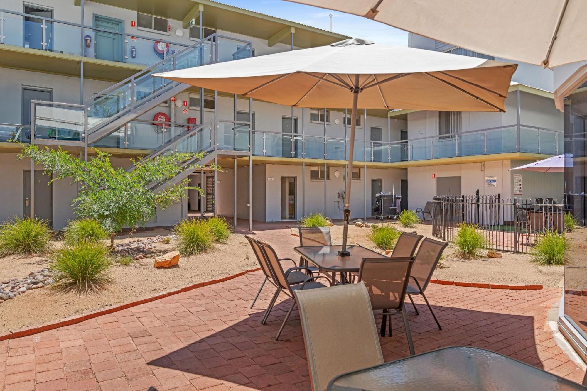 Stay At Alice Springs Hotel Extérieur photo